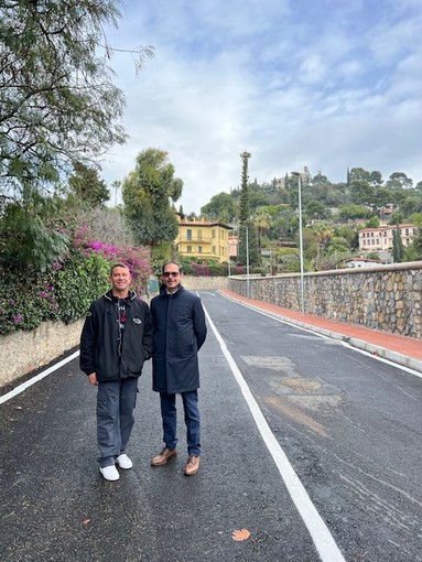 Bordighera, nuovo marciapiede in via Coggiola. Ingenito: "Da oggi la strada è più sicura"
