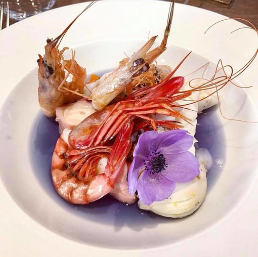 Gamberi e fiori in tavola: la proposta gourmet dello chef Piero Bregliano