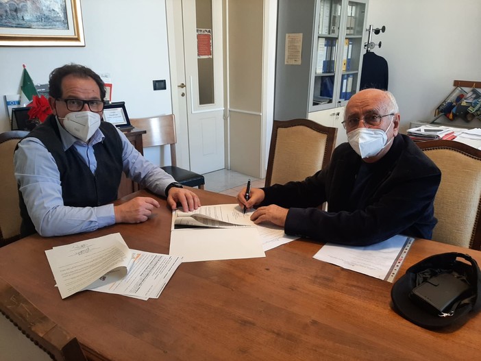 Imperia, al Carpe Diem ora si impara a giocare a bridge: l’assessore Volpe firma convenzione con il presidente Giuseppe Bellamano Imperia, al Carpe Diem ora si impara a giocare a bridge: l’assessore Volpe firma convenzione con il presidente Giuseppe Bellamano