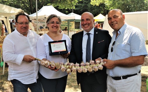 Anno 2021 la consegna della targa Custode del Territorio al sindaco di vessalico Paola Giliberti