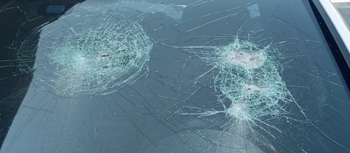 Vandali scatenati a Imperia, vetri di un'auto in frantumi nel parcheggio sul porto turistico (foto)