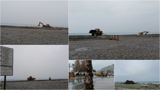 Pulizia e livellamento della spiaggia, ruspe in azione a Ventimiglia (Foto e video)