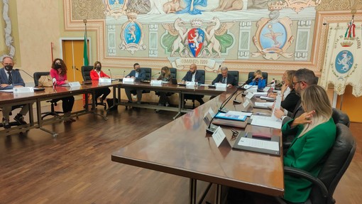 Diano Marina, torna il Consiglio comunale: Puc per l'asilo nido e raffica di interrogazioni all'ordine del giorno