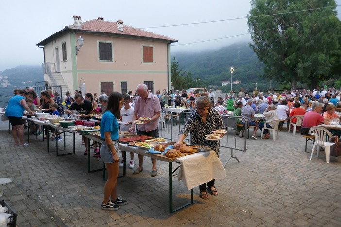 "Tovo ci mette la piazza e voi il cibo...", un successo la cena di condivisione (foto) "Tovo ci mette la piazza e voi il cibo...", un successo la cena di condivisione (foto)