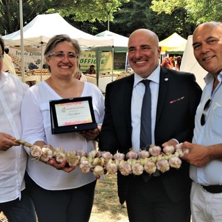Anno 2021 la consegna della targa Custode del Territorio al sindaco di vessalico Paola Giliberti
