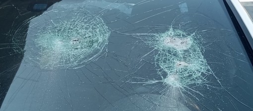 Vandali scatenati a Imperia, vetri di un'auto in frantumi nel parcheggio sul porto turistico (foto)