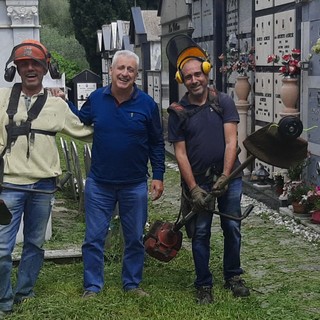 Ad Aurigo sindaco e consiglieri comunali al lavoro per lo sfalcio delle erbacce (foto) Ad Aurigo sindaco e consiglieri comunali al lavoro per lo sfalcio delle erbacce (foto)