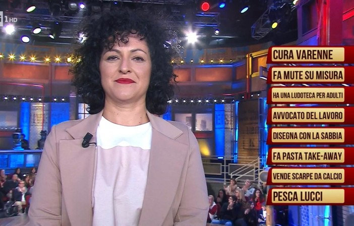 Marbella disegna con la sabbia ai ‘Soliti Ignoti’: dopo quella di Fortunello esibizione della compagna Arianna da Amadeus (foto) Marbella disegna con la sabbia ai ‘Soliti Ignoti’: dopo quella di Fortunello esibizione della compagna Arianna da Amadeus (foto)