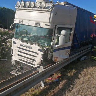 Camion va fuoristrada in A10 e finisce in un'aiuola spartitraffico all'altezza del parcheggio Gorleri, intervento dei vigili del fuoco