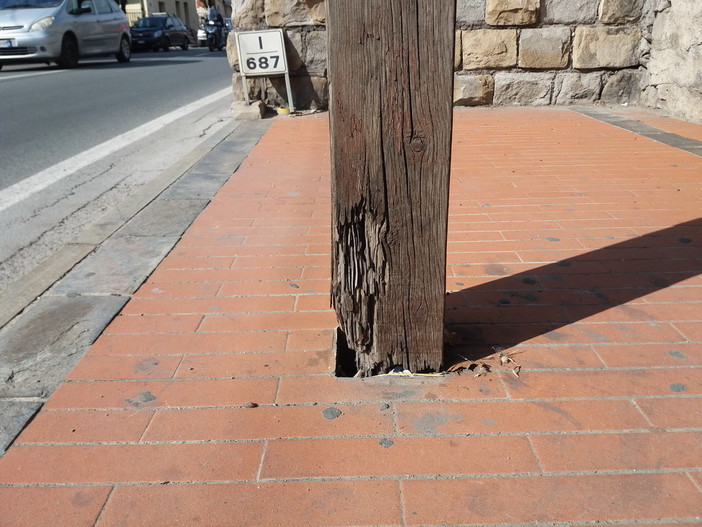 Ventimiglia: pensilina in legno consumata, i passanti: “E' pericolosa, sembra sul punto di cadere”
