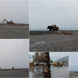 Pulizia e livellamento della spiaggia, ruspe in azione a Ventimiglia (Foto e video)