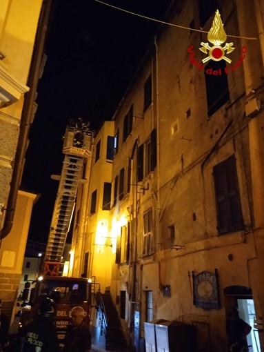Imperia, fiamme dalla canna fumaria del ristorante 'U Papa' di Oneglia: intervento dei vigili del fuoco (foto) Imperia, fiamme dalla canna fumaria del ristorante 'U Papa' di Oneglia: intervento dei vigili del fuoco (foto)