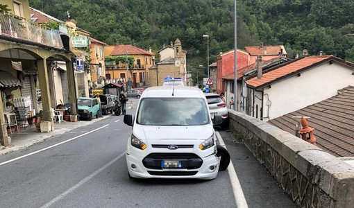 Pornassio, Statale 28 presa d'assalto dai tir: ennesimo incidente (foto) Pornassio, Statale 28 presa d'assalto dai tir: ennesimo incidente (foto)