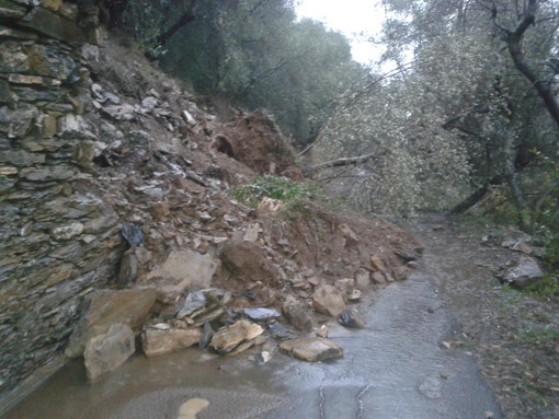 Maltempo provoca grossa frana a Prelà: isolata la Borgata Canneto Soprano Maltempo provoca grossa frana a Prelà: isolata la Borgata Canneto Soprano
