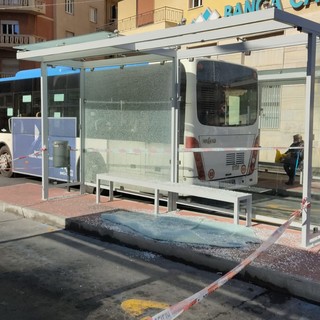 Imperia, manovra sbagliata e bus turistico distrugge pensilina in largo Piana (foto)