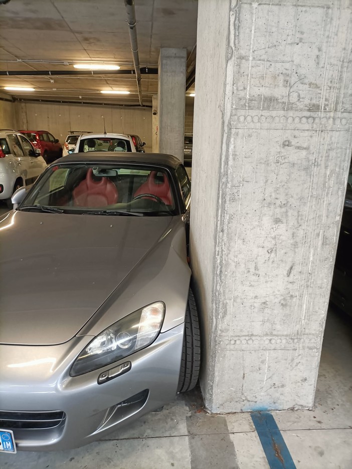 Imperia, si trova l'auto danneggiata nel parcheggio del Palasalute: "Chi sa parli"