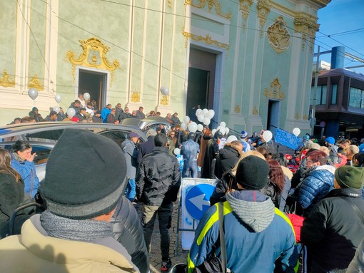 Sanremo, palloncini bianchi e folla commossa al funerale di Riccardo Battista (foto e video)