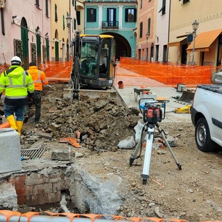 A Dolcedo nuova scuola e stop alle auto nel centro storico: sopralluogo ai cantieri dell'assessore regionale Marco Scajola (foto e video)