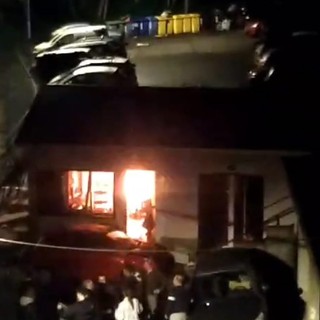 Fuga di gas da una bombola ai Piani di Imperia: 40enne ustionata (foto e video)