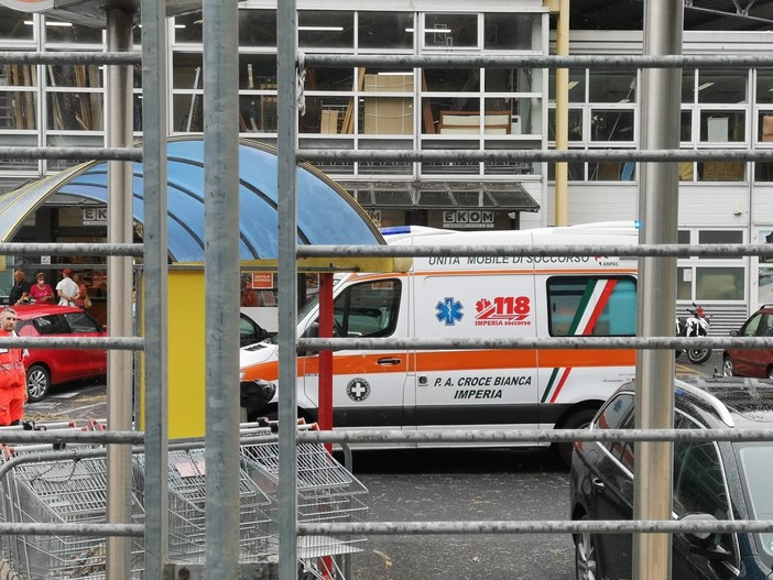 Pontedassio, incidente sul lavoro alla Isnardi: operaio trasportato in codice rosso al Santa Corona da Grifo (foto e video) Pontedassio, incidente sul lavoro alla Isnardi: operaio trasportato in codice rosso al Santa Corona da Grifo (foto e video)