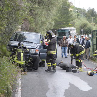 Sanremo, donna di 59 anni schiacciata dalla propria auto: è grave (foto)