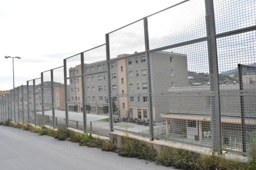 Sanremo: detenuto ubriaco ed armato si rifiuta di rientrare in cella, nuovo allarme nel carcere di Valle Armea Sanremo: detenuto ubriaco ed armato si rifiuta di rientrare in cella, nuovo allarme nel carcere di Valle Armea