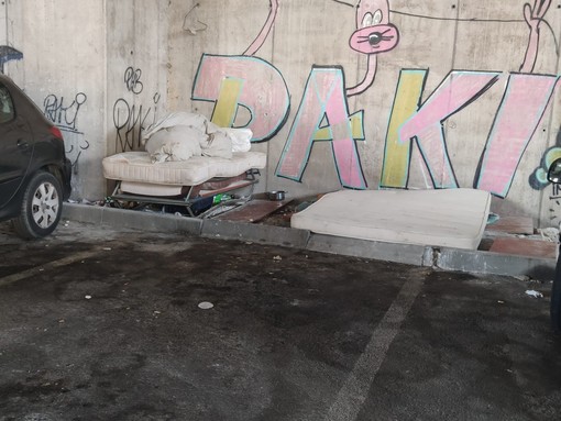 Imperia, un dormitorio nel parcheggio della stazione ferroviaria (foto) Imperia, un dormitorio nel parcheggio della stazione ferroviaria (foto)