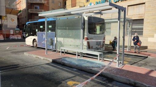Imperia, manovra sbagliata e bus turistico distrugge pensilina in largo Piana (foto)