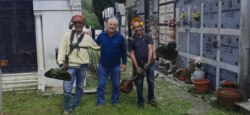 Ad Aurigo sindaco e consiglieri comunali al lavoro per lo sfalcio delle erbacce (foto) Ad Aurigo sindaco e consiglieri comunali al lavoro per lo sfalcio delle erbacce (foto)