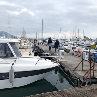 Tragedia alla Marina di Porto Maurizio, cade in mare e annega un pescatore dilettante  (foto)