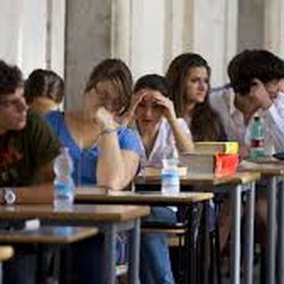 Esame di Maturità: in classe i 1.460 imperiesi che sostengono l'esame, ecco le tracce dei temi Esame di Maturità: in classe i 1.460 imperiesi che sostengono l'esame, ecco le tracce dei temi