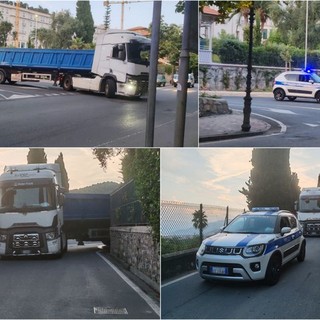 Camion incastrato a Bordighera, liberato dai vigili del fuoco: riaperta via Coggiola (Foto e video) Camion incastrato a Bordighera, liberato dai vigili del fuoco: riaperta via Coggiola (Foto e video)
