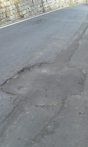 Sanremo: asfalto dissestato in Strada Borgo Tinasso, la segnalazione con foto di un lettore
