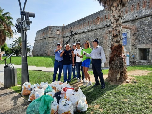 A Sanremo arriva il "plogging": i volontari del decoro puliscono la città mentre camminano (foto)