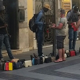 Sanremo: nonostante i recenti blitz, ancora venditori abusivi in città. La segnalazione con foto di un lettore Sanremo: nonostante i recenti blitz, ancora venditori abusivi in città. La segnalazione con foto di un lettore