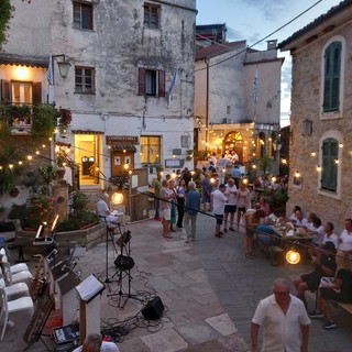 Seborga: successo per l'evento "Galleria Galleria", serata in piazza tra musica jazz e convivialità (Foto)
