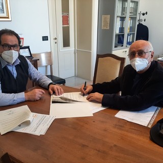 Imperia, al Carpe Diem ora si impara a giocare a bridge: l’assessore Volpe firma convenzione con il presidente Giuseppe Bellamano Imperia, al Carpe Diem ora si impara a giocare a bridge: l’assessore Volpe firma convenzione con il presidente Giuseppe Bellamano