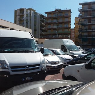 Ventimiglia: il ‘no’ ai furgoni nel parcheggio dell’ex Gil resta inosservato in pieno giorno di mercato