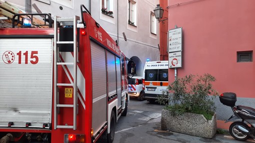 Imperia, anziana sola cade in casa: intervengono i vigili del fuoco con l’autoscala Imperia, anziana sola cade in casa: intervengono i vigili del fuoco con l’autoscala