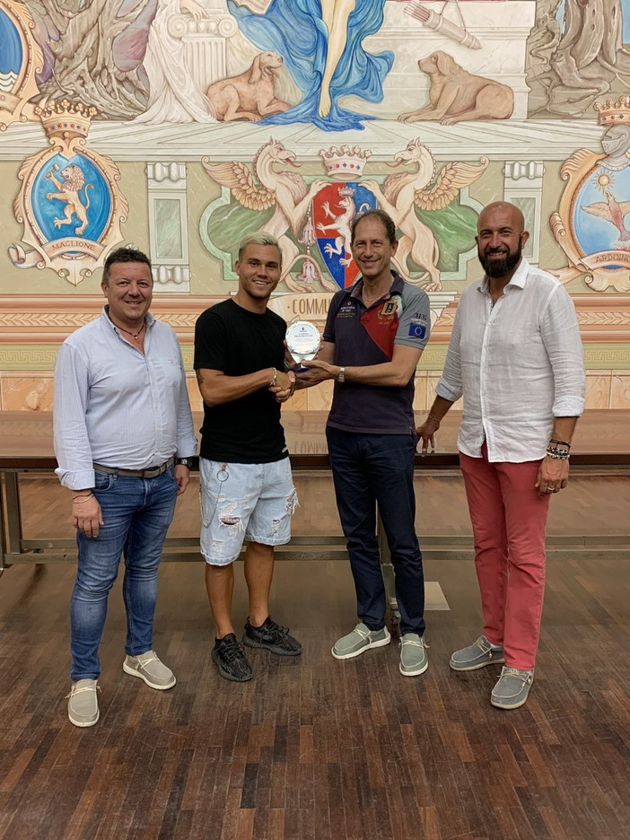 Diano Marina: consegnato riconoscimento al giovane calciatore professionista dianese Flavio Bianchi