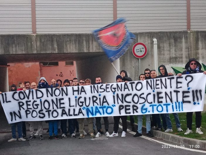 Imperia, "Il covid non ha insegnato niente? Regione Liguria incosciente!": allo stadio spunta striscione degli Ultras contro la chiusura del punto nascite (foto)