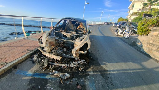 La Tesla distrutta da un incendio a Imperia lo scorso 22 agosto La Tesla distrutta da un incendio a Imperia lo scorso 22 agosto
