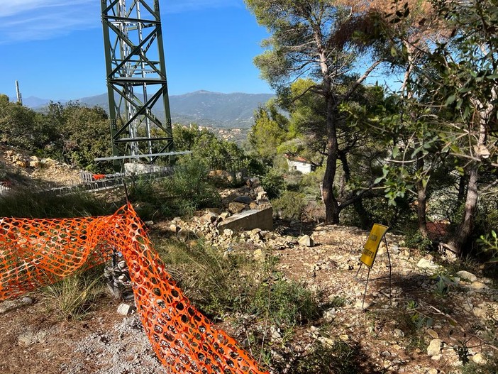 Diano Marina, antenna dei Pini del Rosso il Comitato non demorde: "Paesaggio deturpato, intervenga il Comune" (foto)
