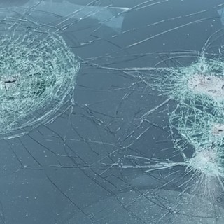 Vandali scatenati a Imperia, vetri di un'auto in frantumi nel parcheggio sul porto turistico (foto)