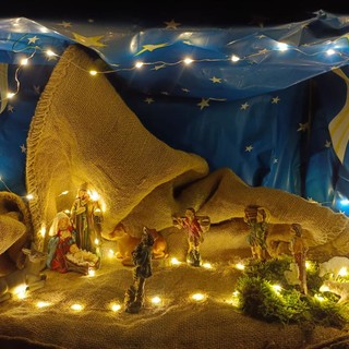 Vasia per Natale si veste a festa: presepi lungo le vie del borgo (foto)