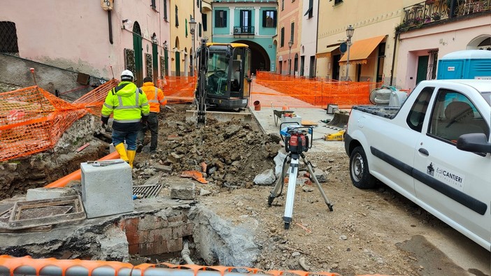A Dolcedo nuova scuola e stop alle auto nel centro storico: sopralluogo ai cantieri dell'assessore regionale Marco Scajola (foto e video) A Dolcedo nuova scuola e stop alle auto nel centro storico: sopralluogo ai cantieri dell'assessore regionale Marco Scajola (foto e video)