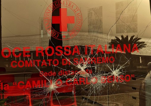 Grave atto vandalico ai danni del comitato di Sanremo della Croce Rossa: pietre contro le vetrate (foto) Grave atto vandalico ai danni del comitato di Sanremo della Croce Rossa: pietre contro le vetrate (foto)