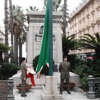 Sanremo: targa sulla statua di corso Mombello, un lettore "I caduti di Cefalonia sono di serie B?" Sanremo: targa sulla statua di corso Mombello, un lettore "I caduti di Cefalonia sono di serie B?"