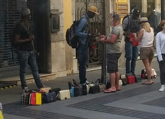 Sanremo: nonostante i recenti blitz, ancora venditori abusivi in città. La segnalazione con foto di un lettore