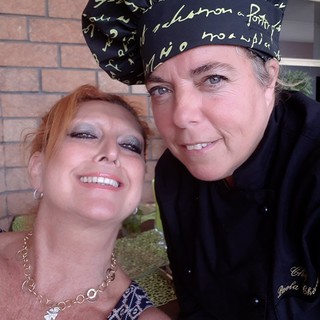 Gioia Lolli con la chef Paola Chiolini de "La Balena bianca" Gioia Lolli con la chef Paola Chiolini de "La Balena bianca"